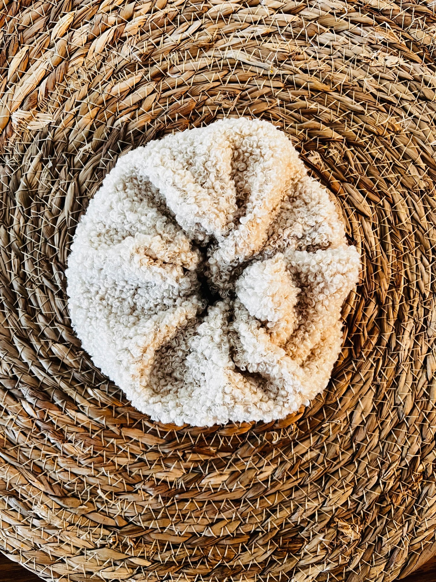 Chouchou repère tétée cousu artisanalement, utilisé pour indiquer le côté de la dernière tétée lors de l’allaitement.