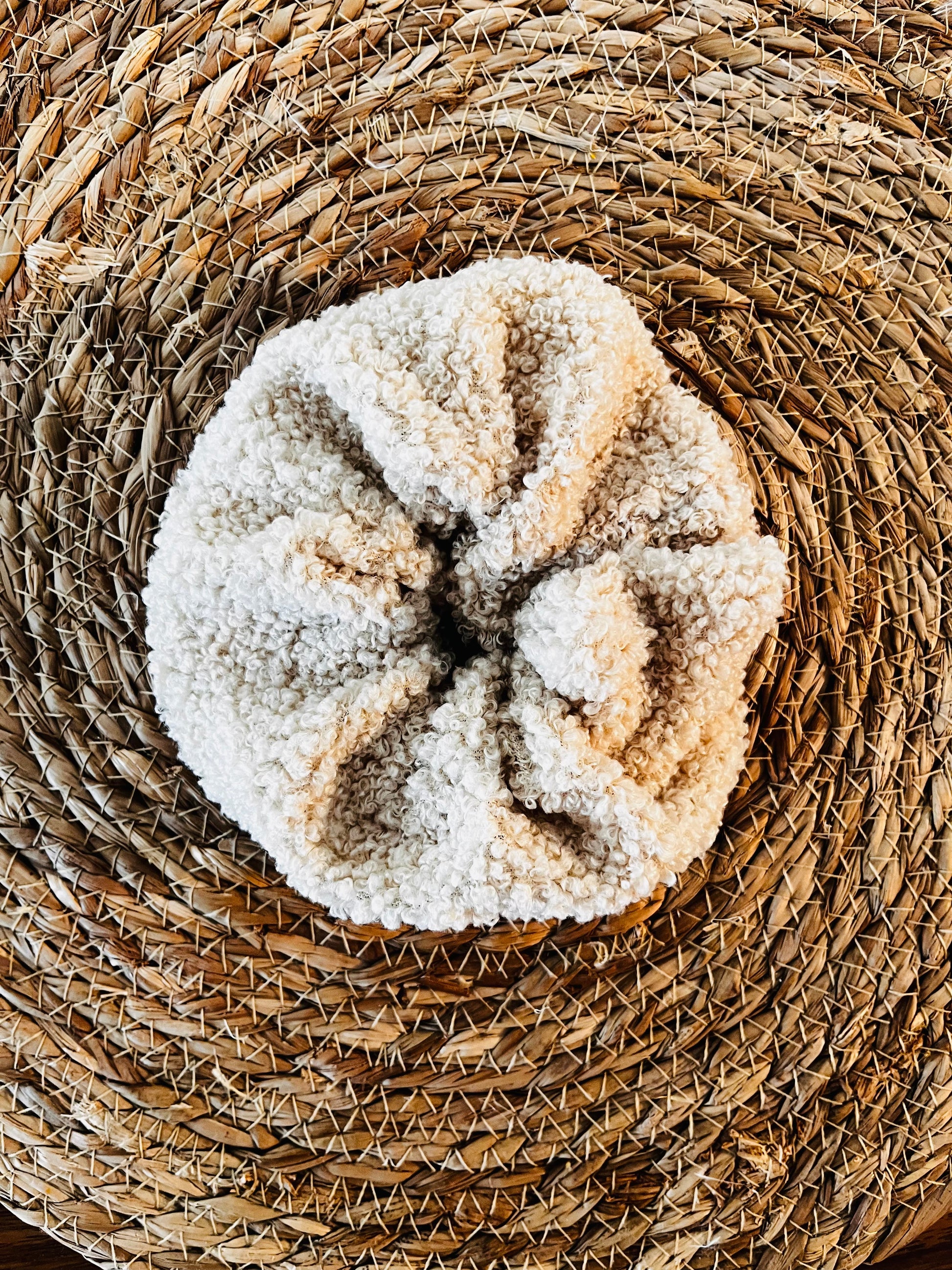 Chouchou repère tétée cousu artisanalement, utilisé pour indiquer le côté de la dernière tétée lors de l’allaitement.