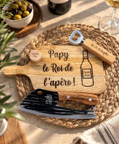 Coffret prémium personnalisé spéciale cuisine comprenant une planche à découper, un bouchon de bouteille de vin, un décapsuleur et un couteau japonais, le tout personnalisé