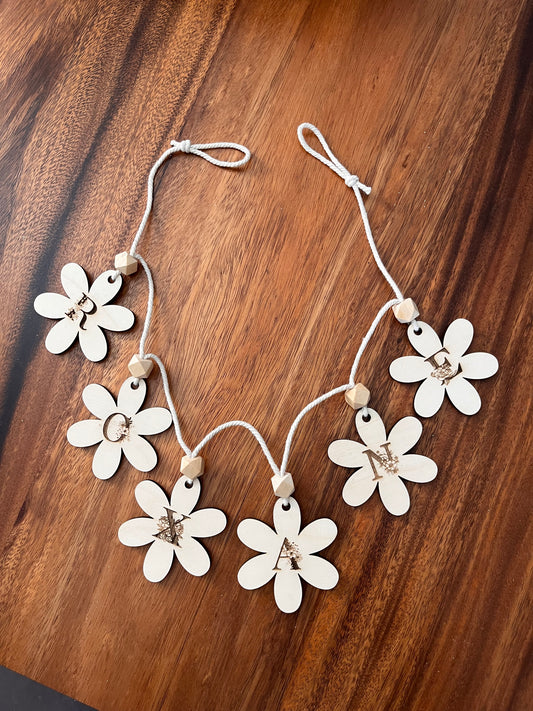 Guirlande fleuris personnalisée en bois