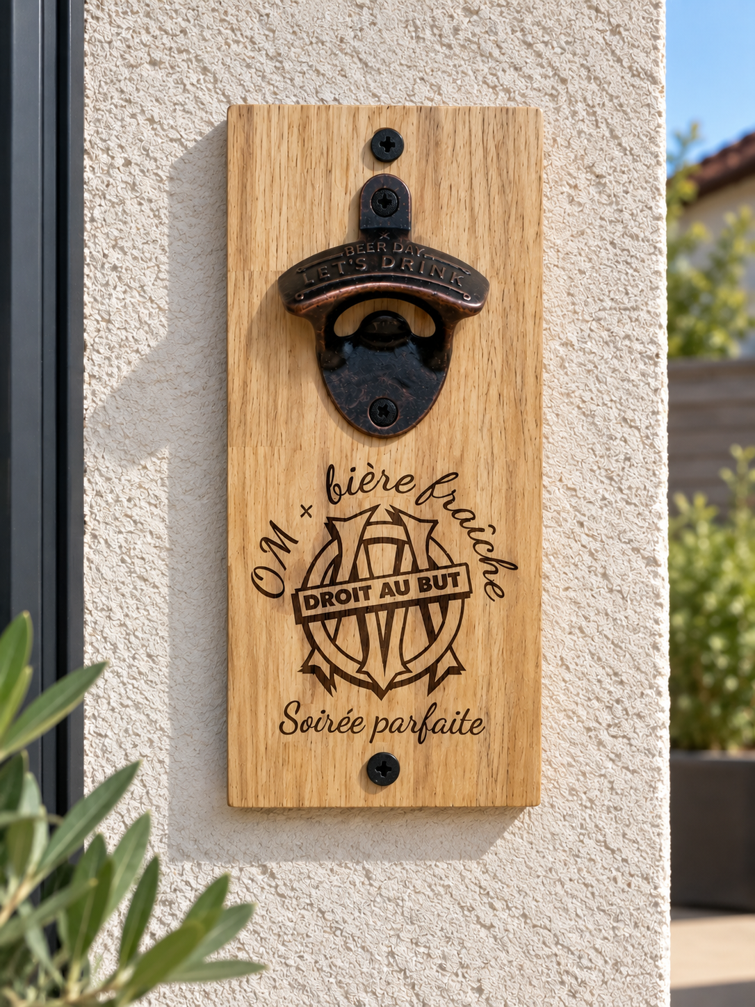 Décapsuleur de bière mural personalisé avec signe de l'OM ( olympique de marseille )en bois