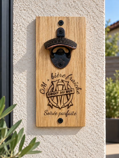 Décapsuleur de bière mural personalisé avec signe de l'OM ( olympique de marseille )en bois
