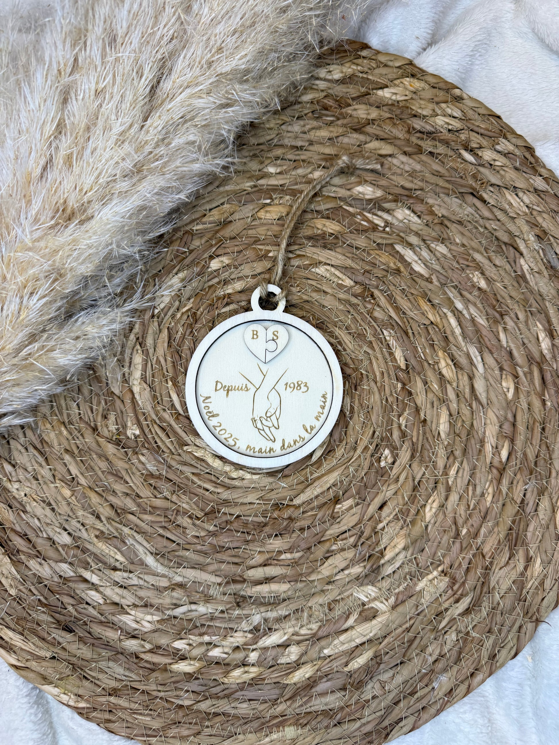 Décoration de sapin en bois représentant deux pièces de puzzle assemblées avec les initiales d’un couple, idée cadeau romantique.