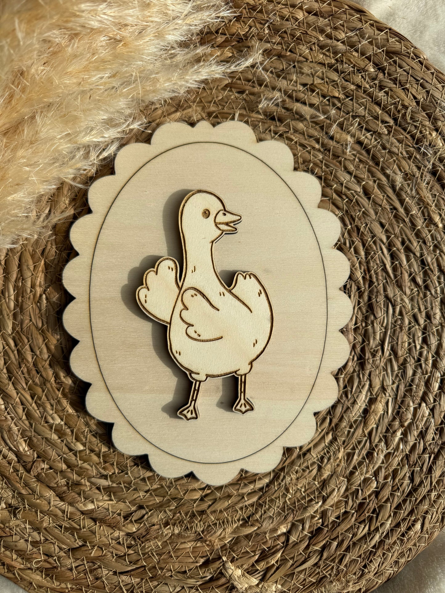 Décoration murale en bois en forme d’oie accrochée au mur d’une chambre de bébé, pour une touche poétique et naturelle.