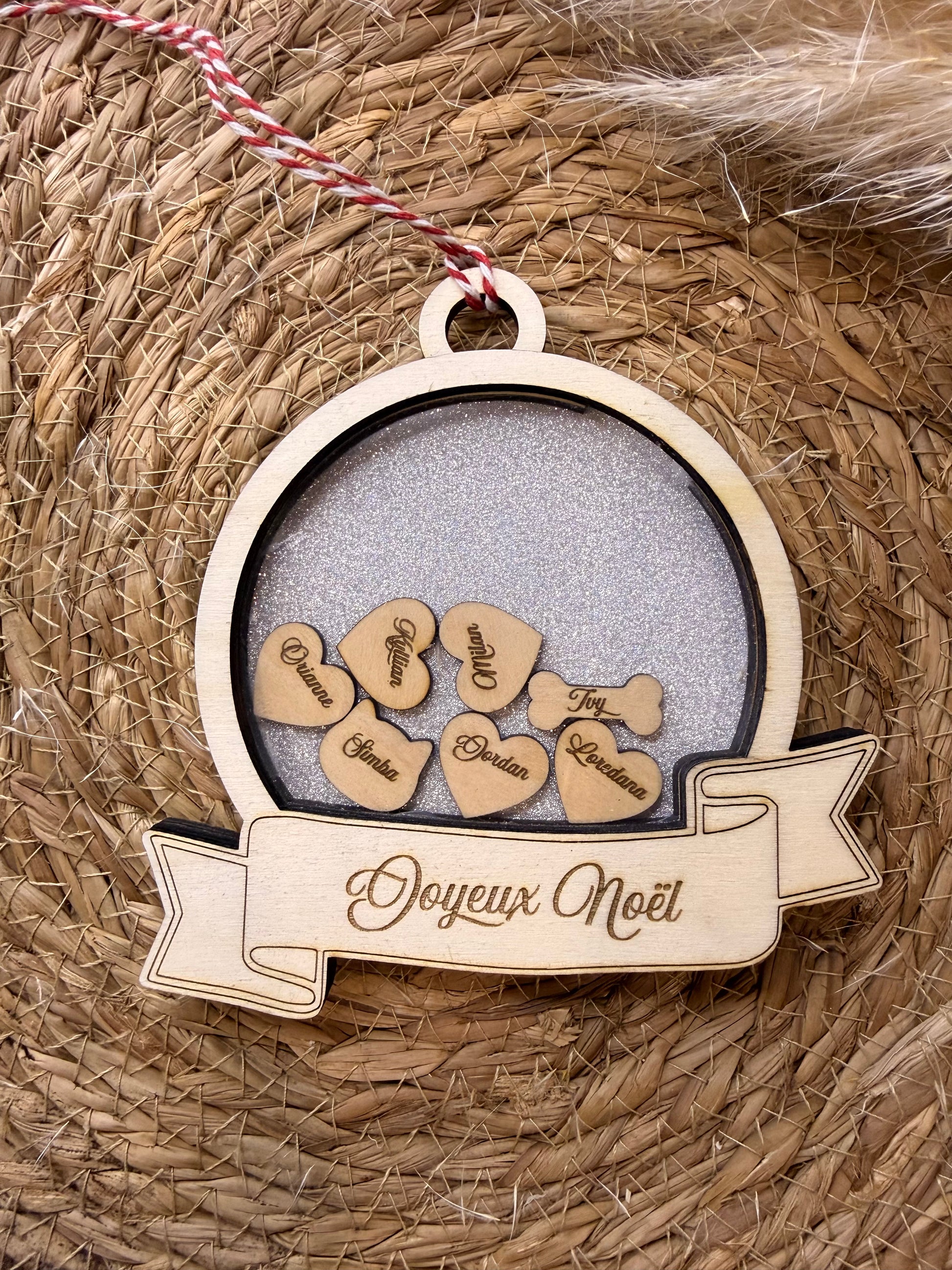 Décoration de sapin Noël bois avec cœurs gravés et prénoms de la famille, cadeau unique et fait main