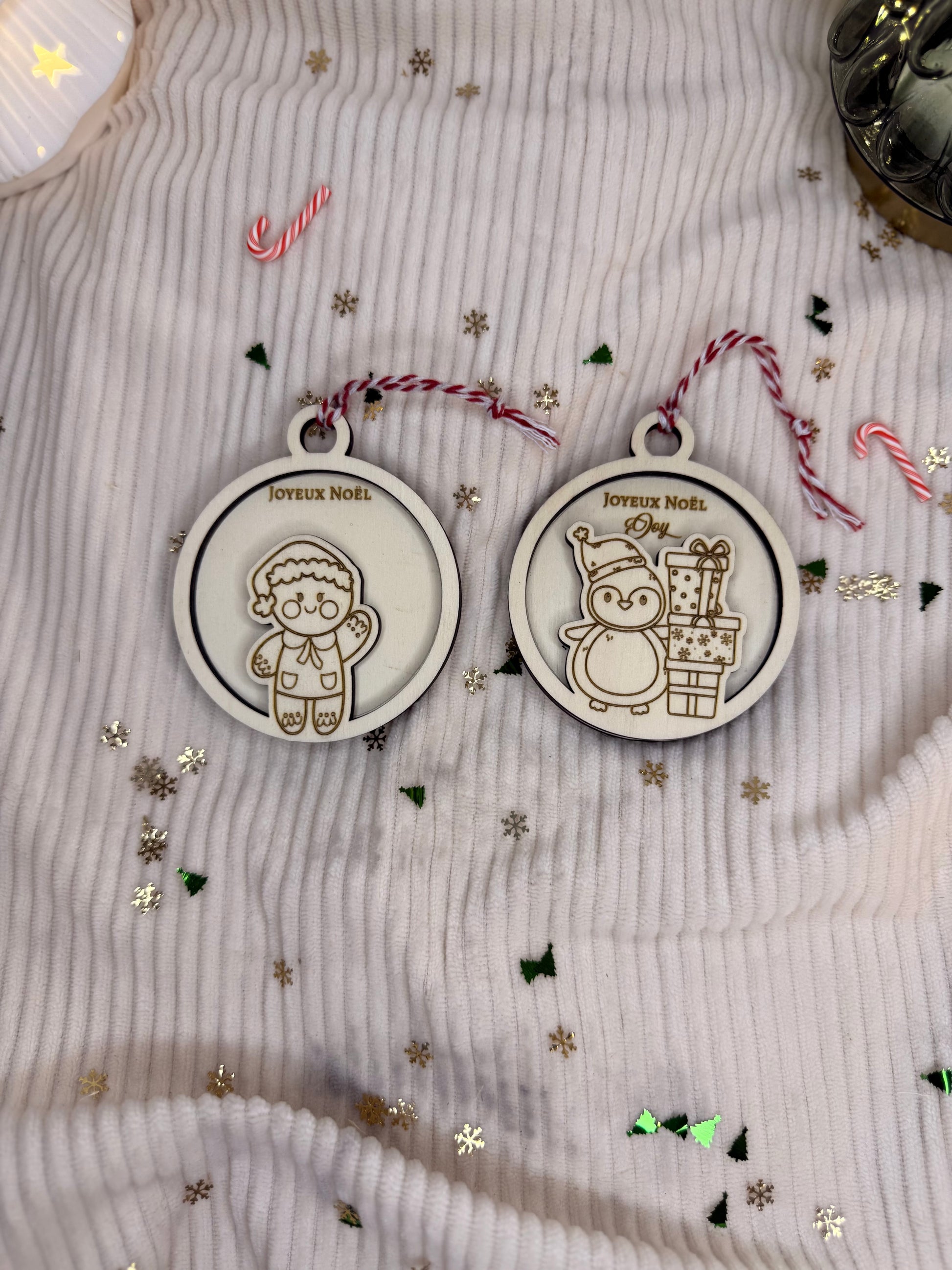 Voici un ensemble de Boule de Noël personnalisées en bois forme ronde, ruban rouge, prénom gravé.