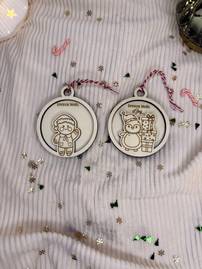 Voici un ensemble de Boule de Noël personnalisées en bois forme ronde, ruban rouge, prénom gravé.