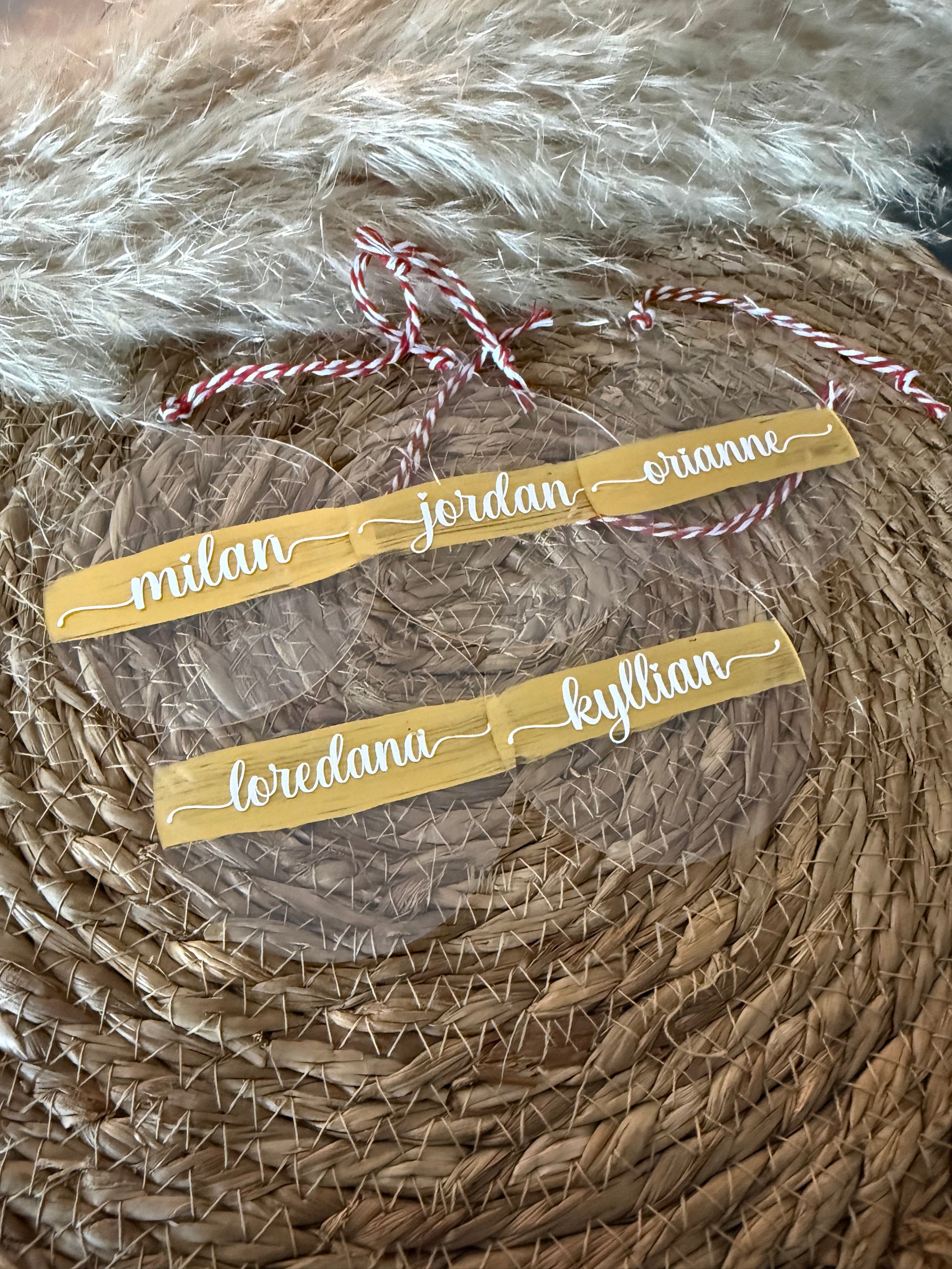 Ensemble de boules de Noël transparentes en acrylique personnalisées avec prénoms, parfaites pour une décoration moderne et élégante.