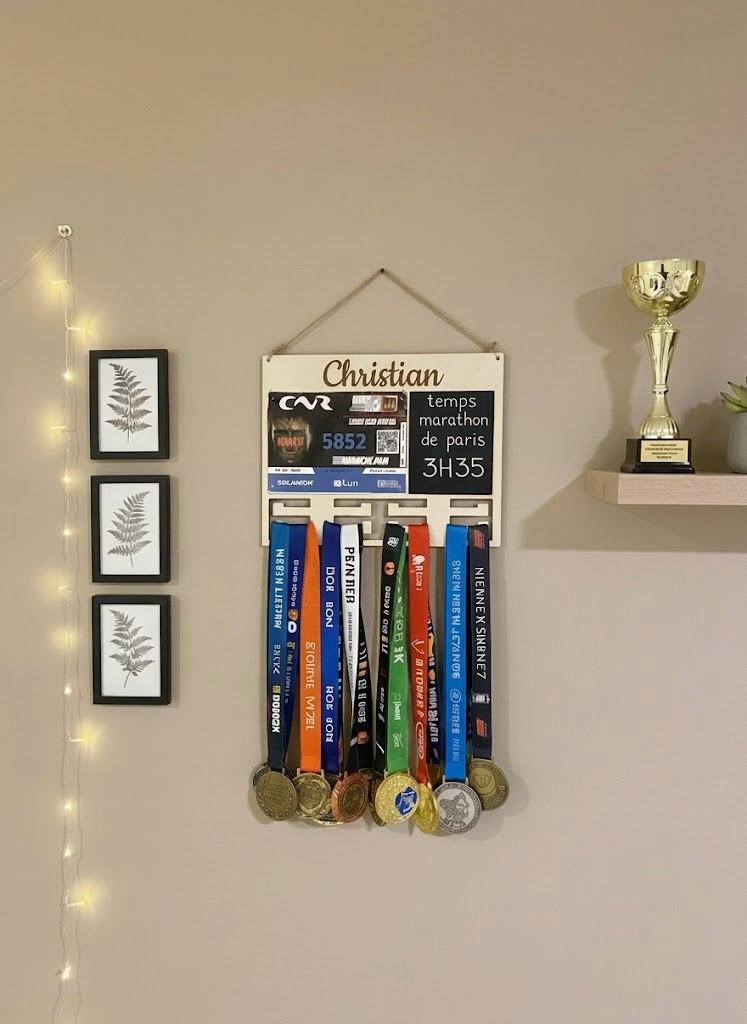 Support Médailles et Dossards Personnalisé avec Tableau Ardoise.