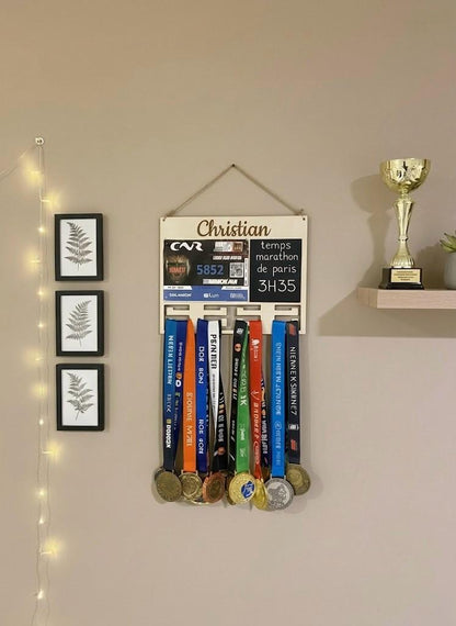 Support Médailles et Dossards Personnalisé avec Tableau Ardoise.