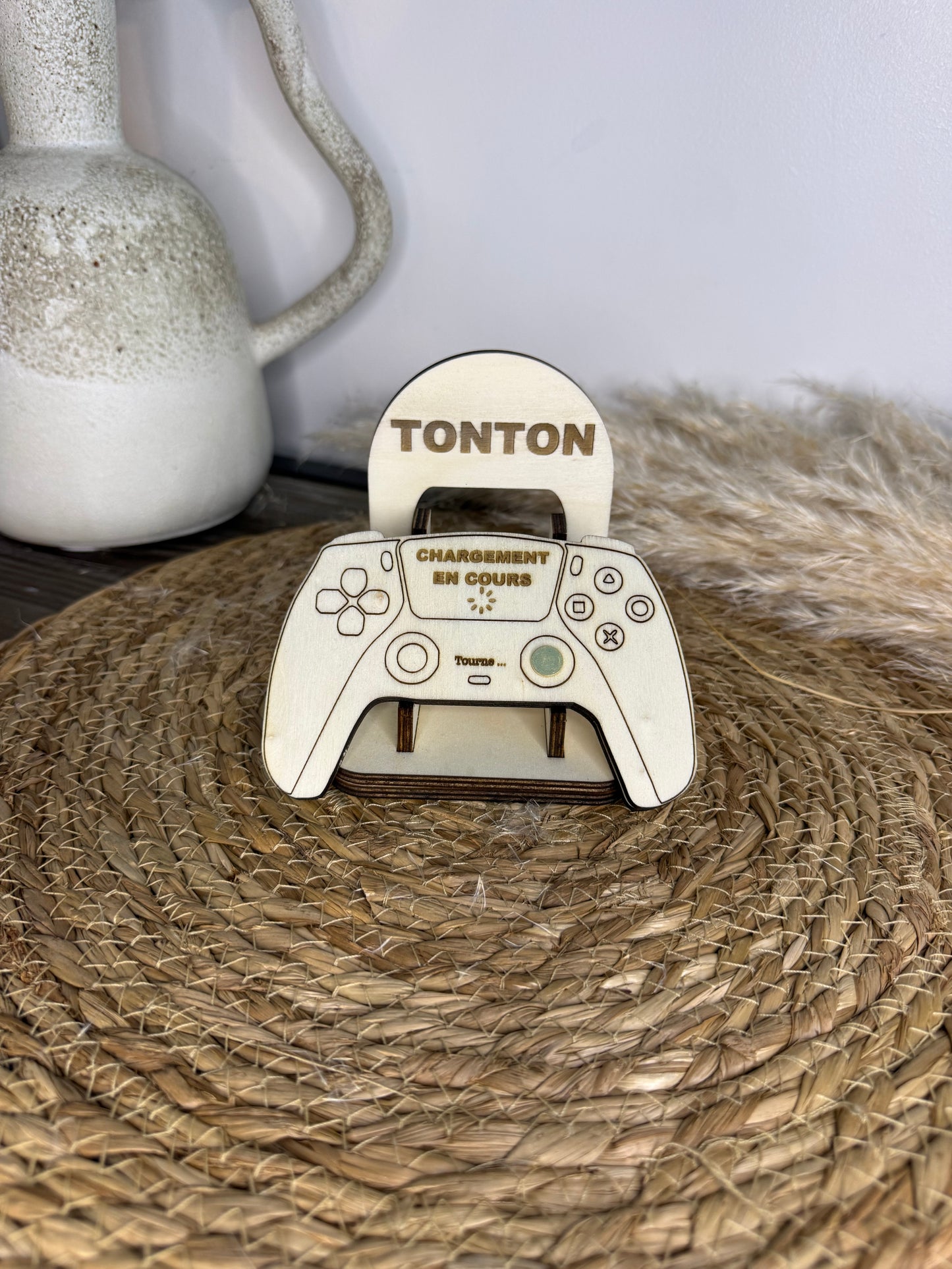 manette pivotante révélant un message caché, combinant surprise, émotion et originalité dans un objet artisanal.