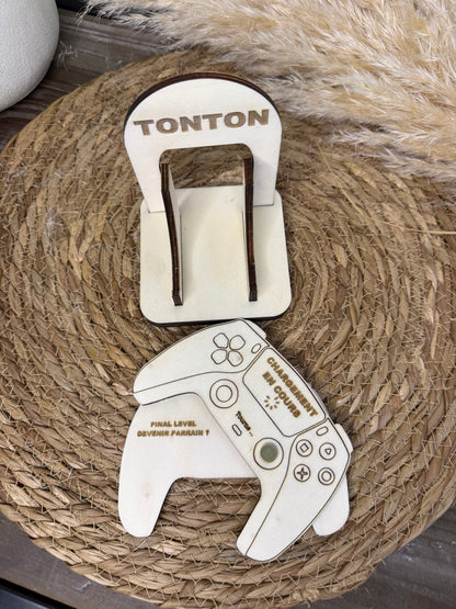 Manette de console en bois avec message secret à découvrir en la faisant pivoter, parfaite pour annoncer une grossesse ou une surprise originale.
