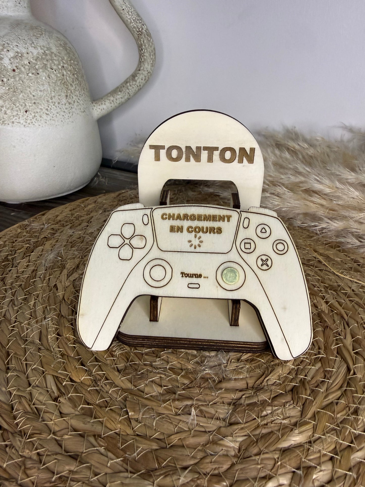 Différents messages secrets gravés sur la manette, comme « Tu vas être papa » ou « Bébé arrive bientôt ».