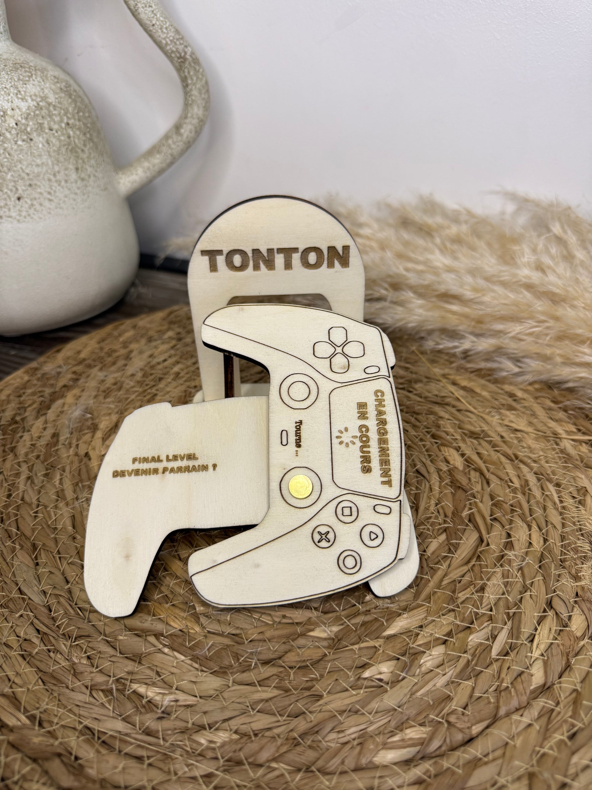 Manette de console en bois avec message secret à découvrir en la faisant pivoter, parfaite pour annoncer une grossesse ou une surprise originale.