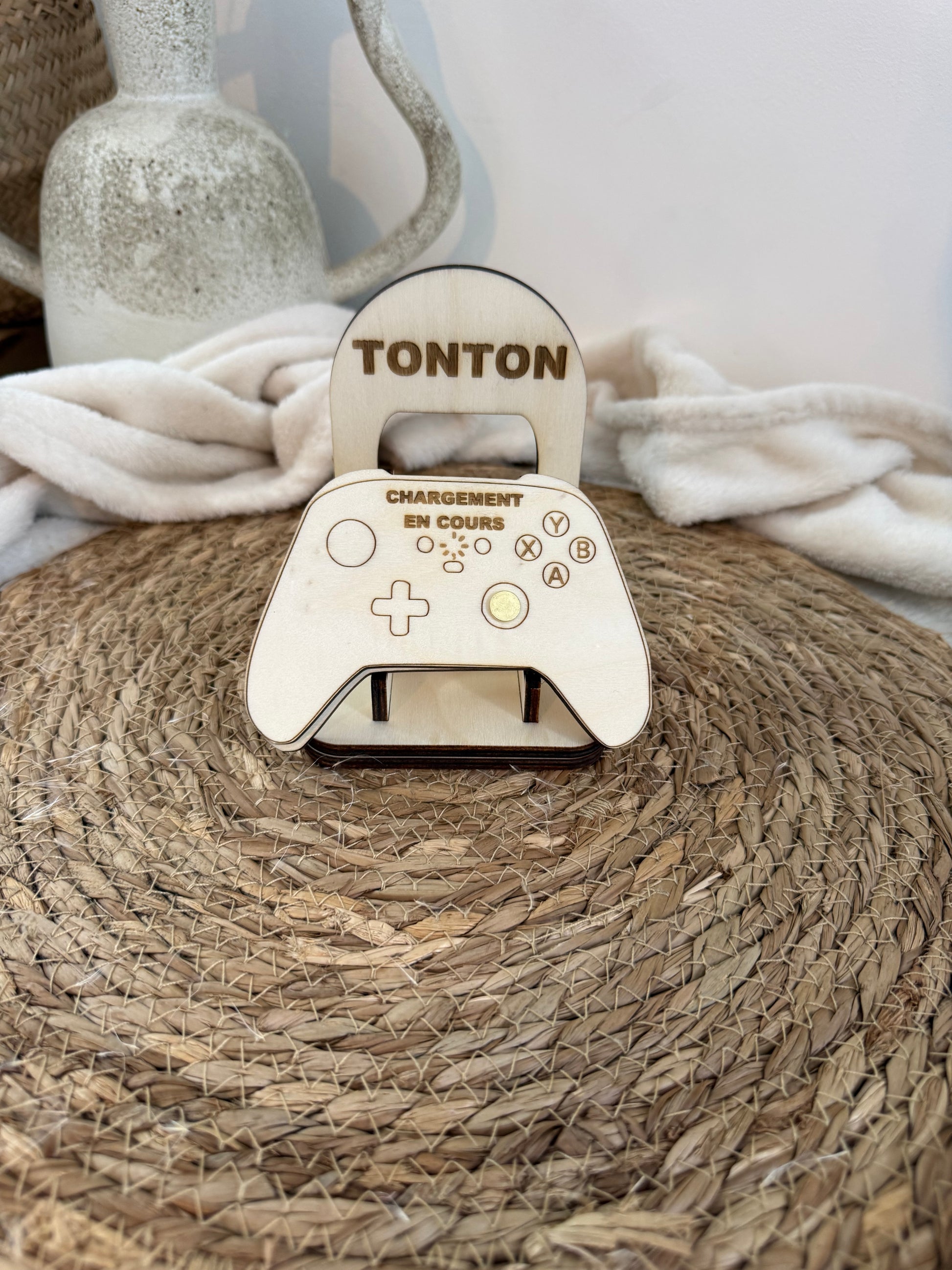 Petit secret dévoilé à l’intérieur de la manette de console après rotation, annonçant par exemple la grossesse d’une épouse.