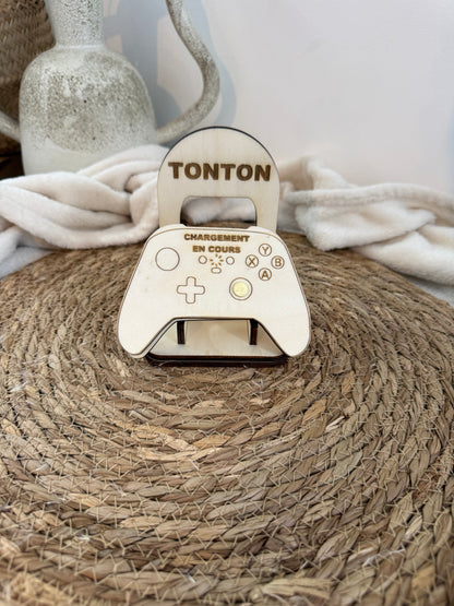 Petit secret dévoilé à l’intérieur de la manette de console après rotation, annonçant par exemple la grossesse d’une épouse.