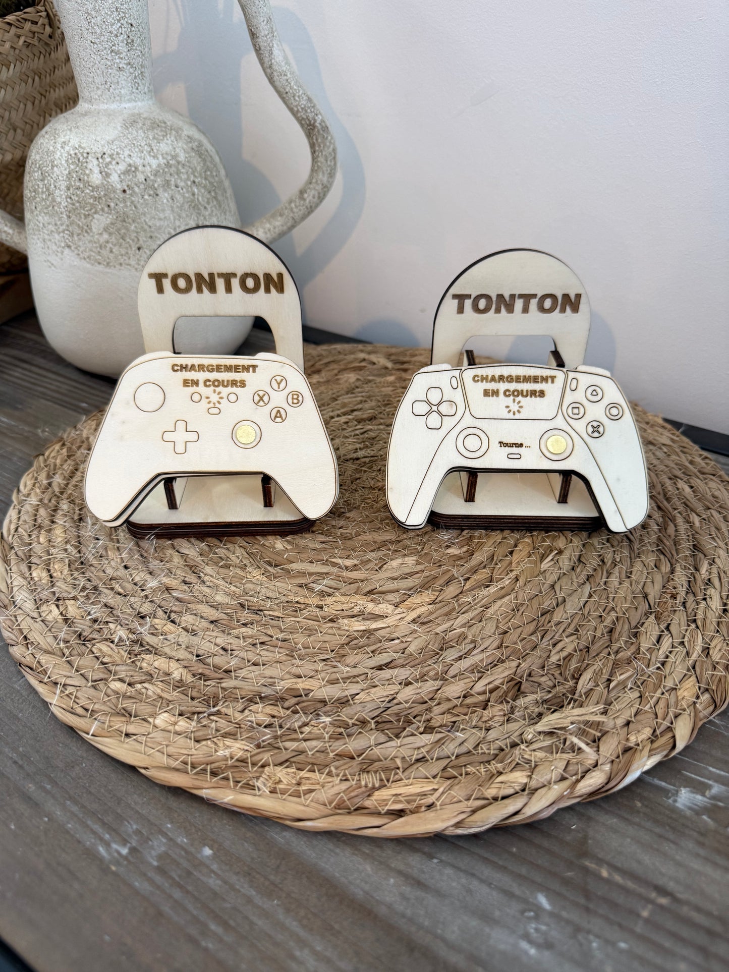 Petit secret dévoilé à l’intérieur de la manette de console après rotation, annonçant par exemple la grossesse d’une épouse.