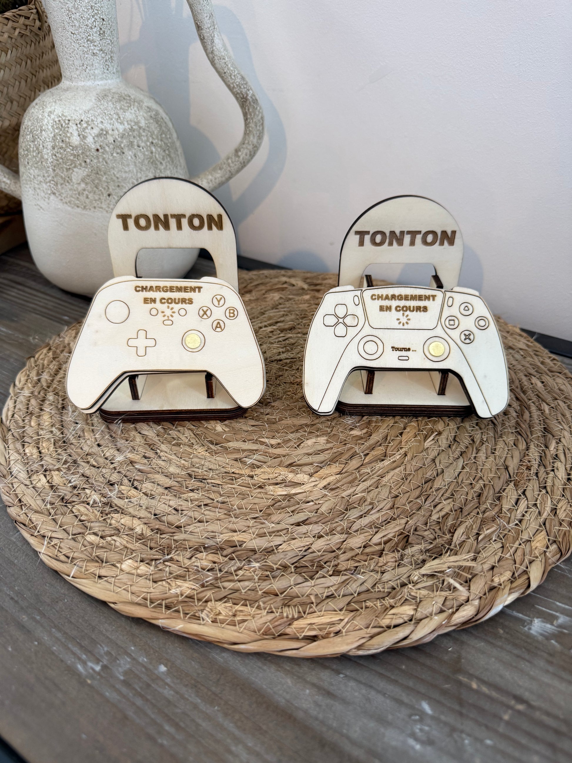 Petit secret dévoilé à l’intérieur de la manette de console après rotation, annonçant par exemple la grossesse d’une épouse.