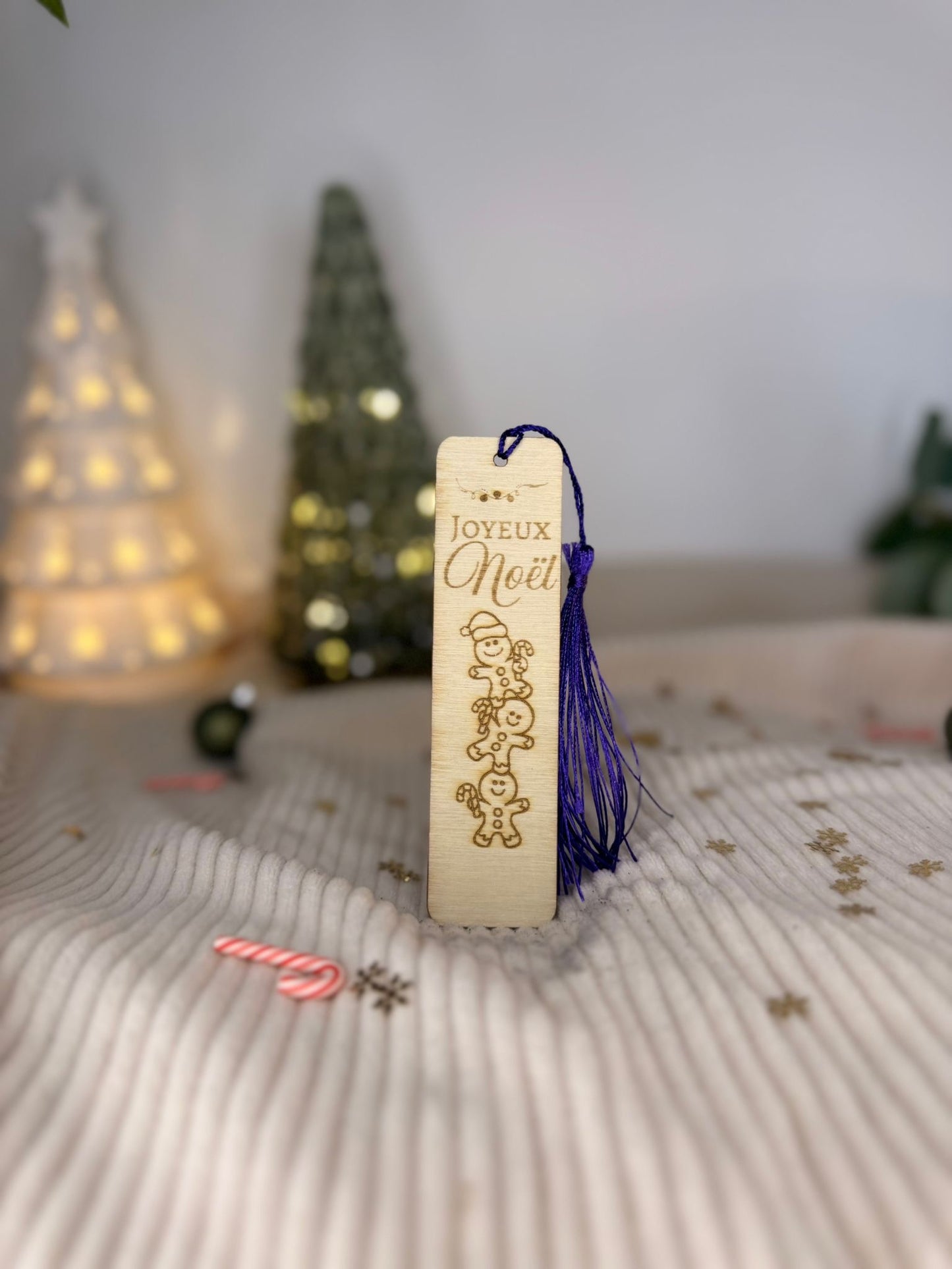 Marque-page artisanal en bois avec gravure “Joyeux Noël” prénom, finition naturelle et élégante