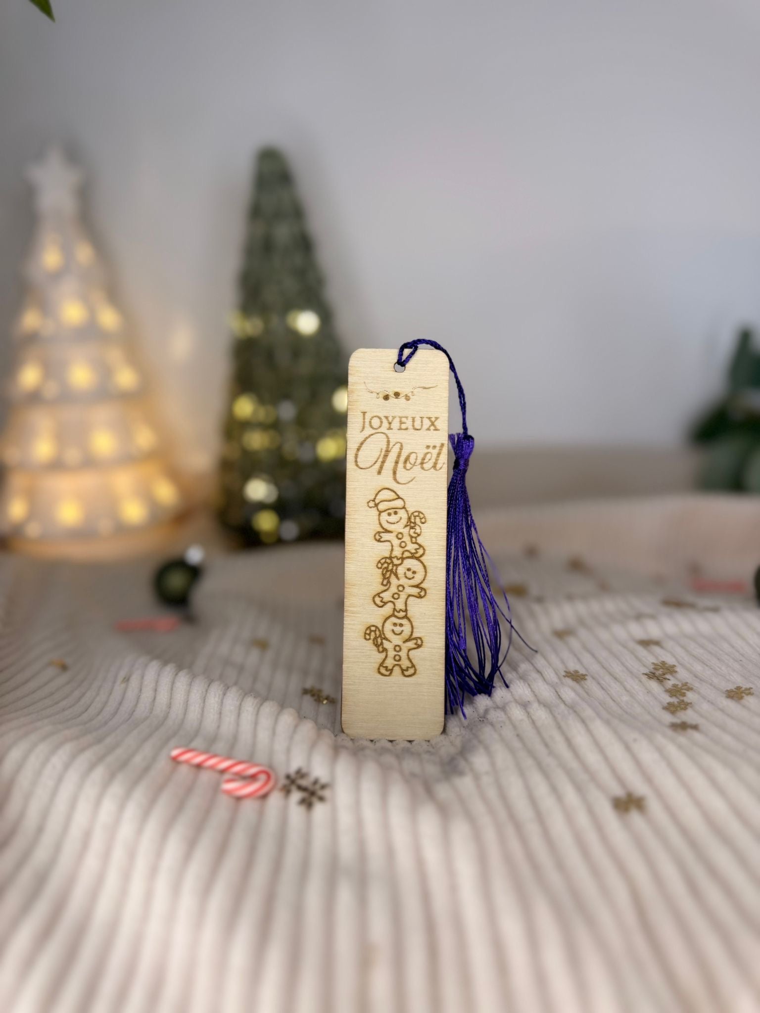 Marque-page artisanal en bois avec gravure “Joyeux Noël” prénom, finition naturelle et élégante