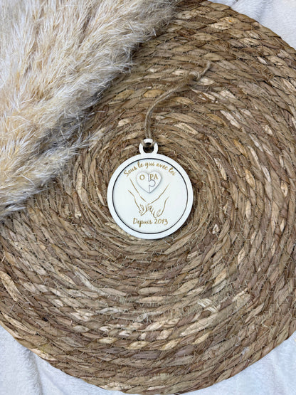 Ornement de Noël en bois avec un puzzle à deux pièces et les initiales du couple, suspendu avec une jolie ficelle.