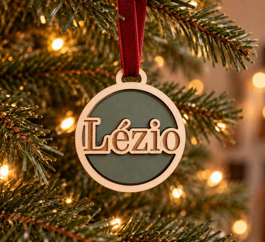 Boule de Noël personnalisée en bois avec un ruban velour mis sur un sapin de Noël