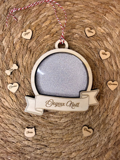 Décoration de sapin personnalisée, boule de Noël en bois avec cœurs et noms de la famille, artisanale