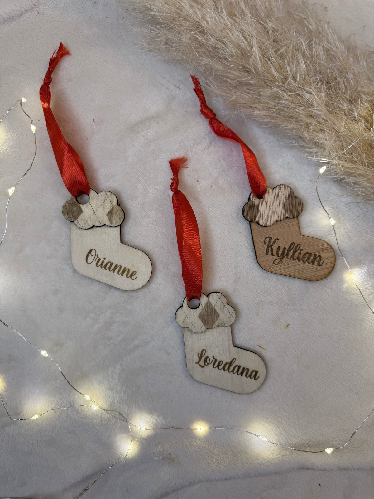 boule de Noël en forme de chausson personnalisée en bois