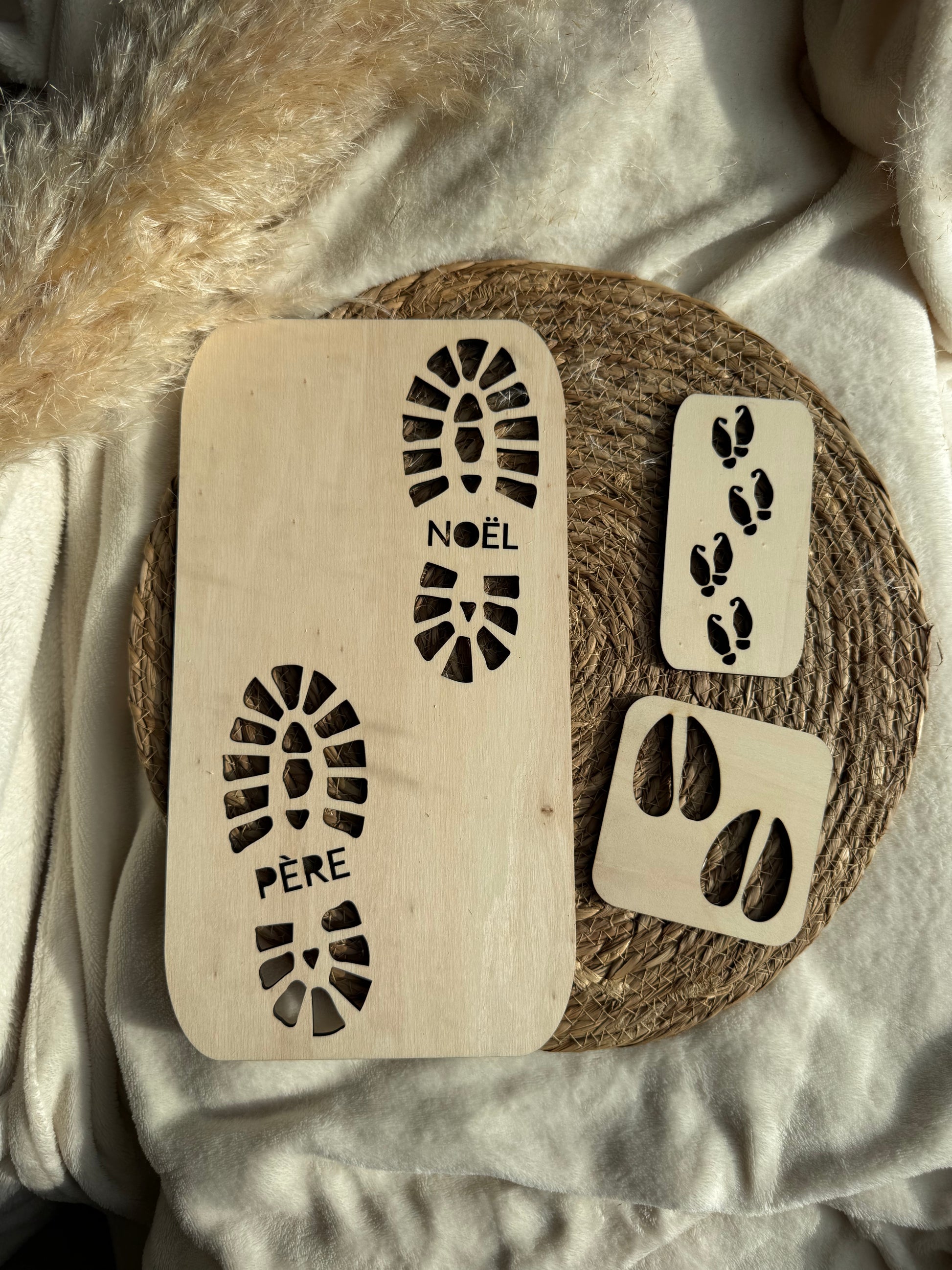 Ensemble de gabarits en bois représentant les pas du Père Noël, à poser au sol pour saupoudrer de la fausse neige et créer la magie de Noël.
