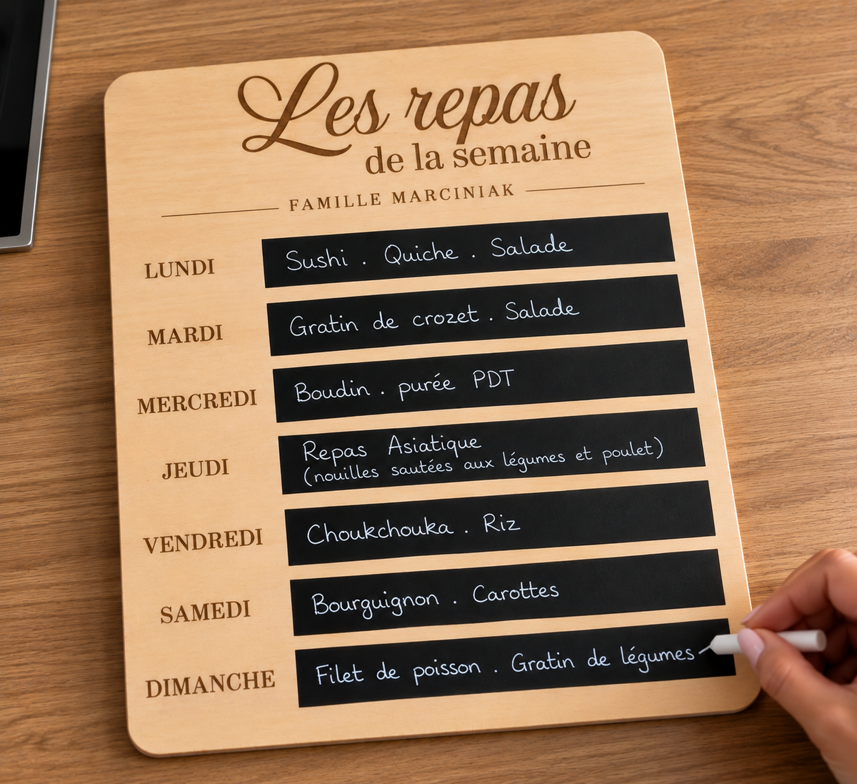 Planning repas familiale en bois personnalisé, idéal pour organiser la semaine d'une famille