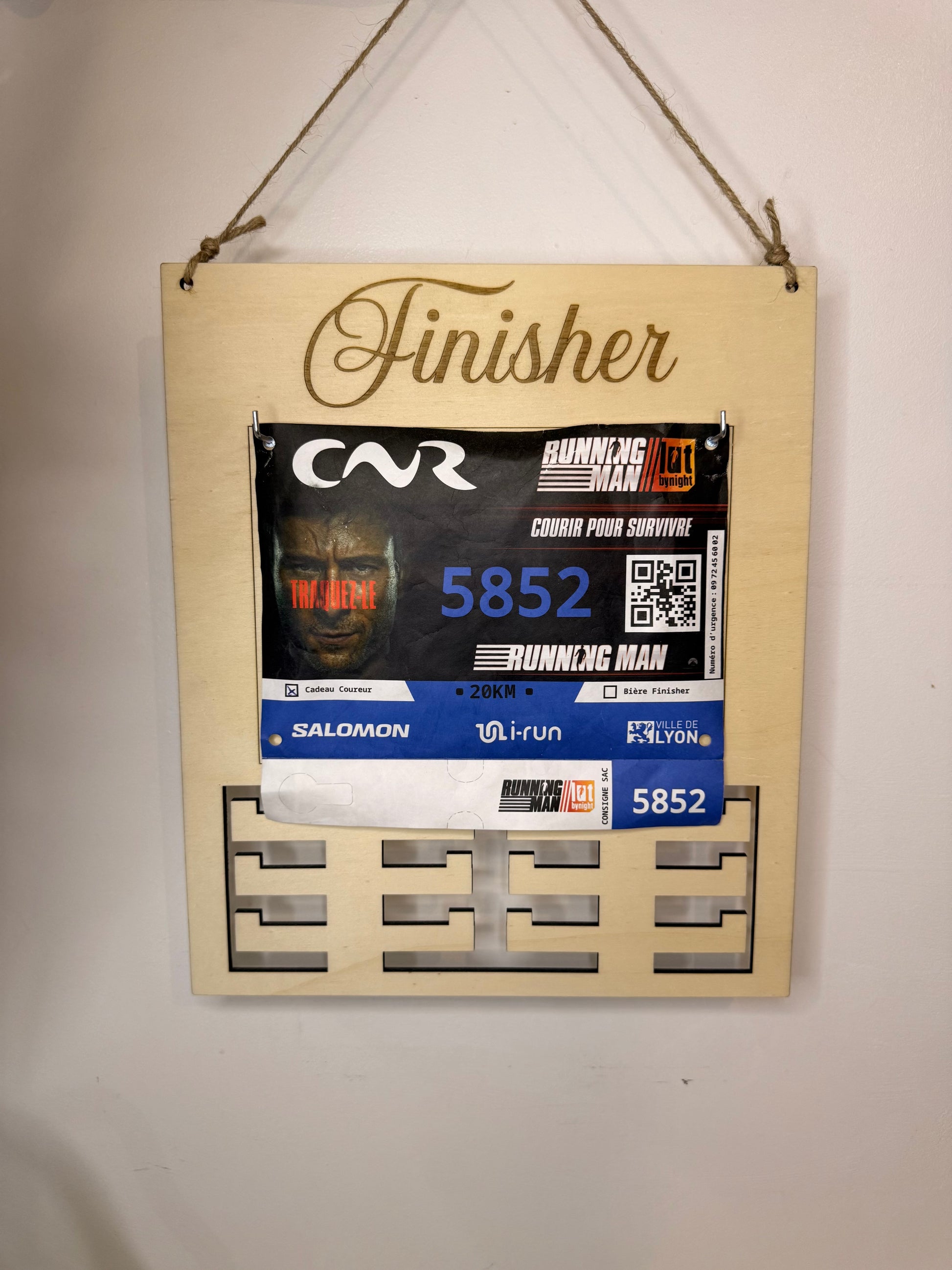 Porte-dossards en bois gravé, conçu pour afficher les dossards de course et les médailles d’un runner.