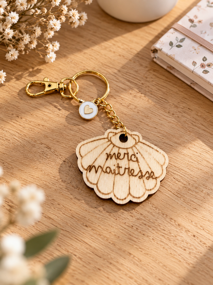 Porte clé personnalisé en bois pour cadeau maîtresse en forme de coquillage