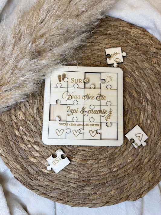 Puzzle personnalisé en bois permettant de découvrir une annonce spéciale, comme une grossesse ou une demande en mariage, en réunissant les pièces.