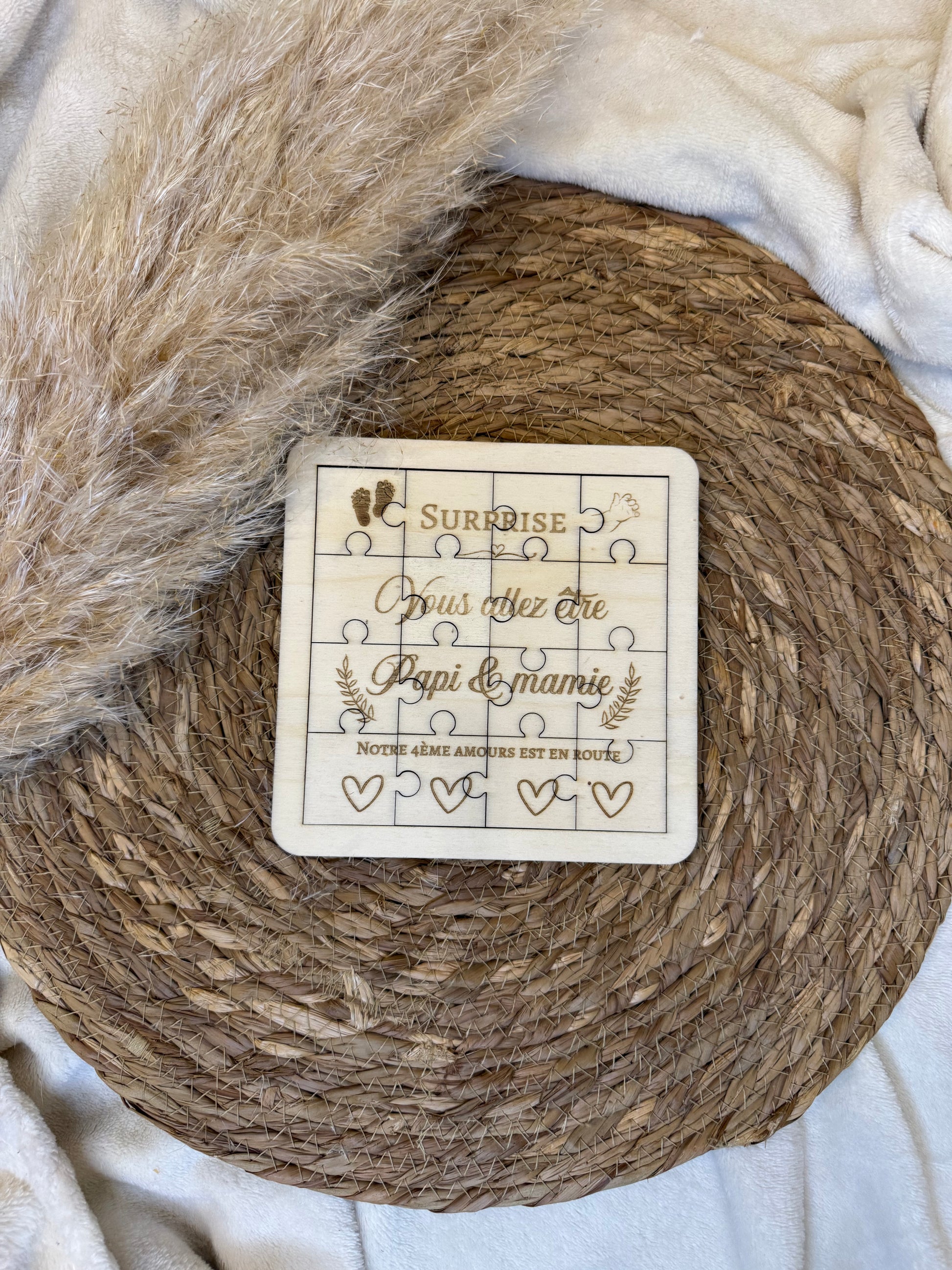 Puzzle surprise en bois avec un message gravé à découvrir en l’assemblant, parfait pour une annonce familiale ou un moment émotion.