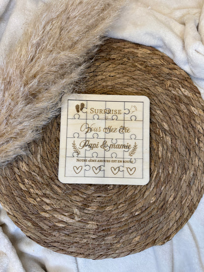 Puzzle surprise en bois avec un message gravé à découvrir en l’assemblant, parfait pour une annonce familiale ou un moment émotion.