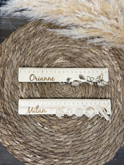 Règle en bois personnalisée emballée avec soin, parfaite comme cadeau de rentrée, pour un enseignant ou un élève