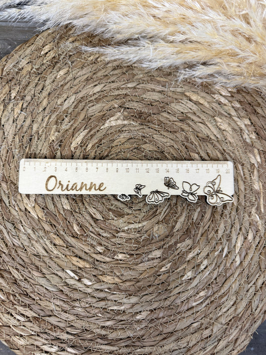 règles d’école en bois personnalisées avec prénom gravé, parfaites pour la rentrée ou comme cadeau original.