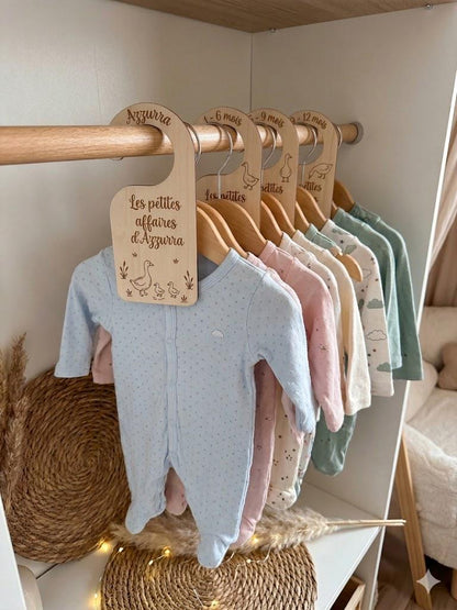 Séparateurs de penderie en bois pour dressing de bébé personnalisés,