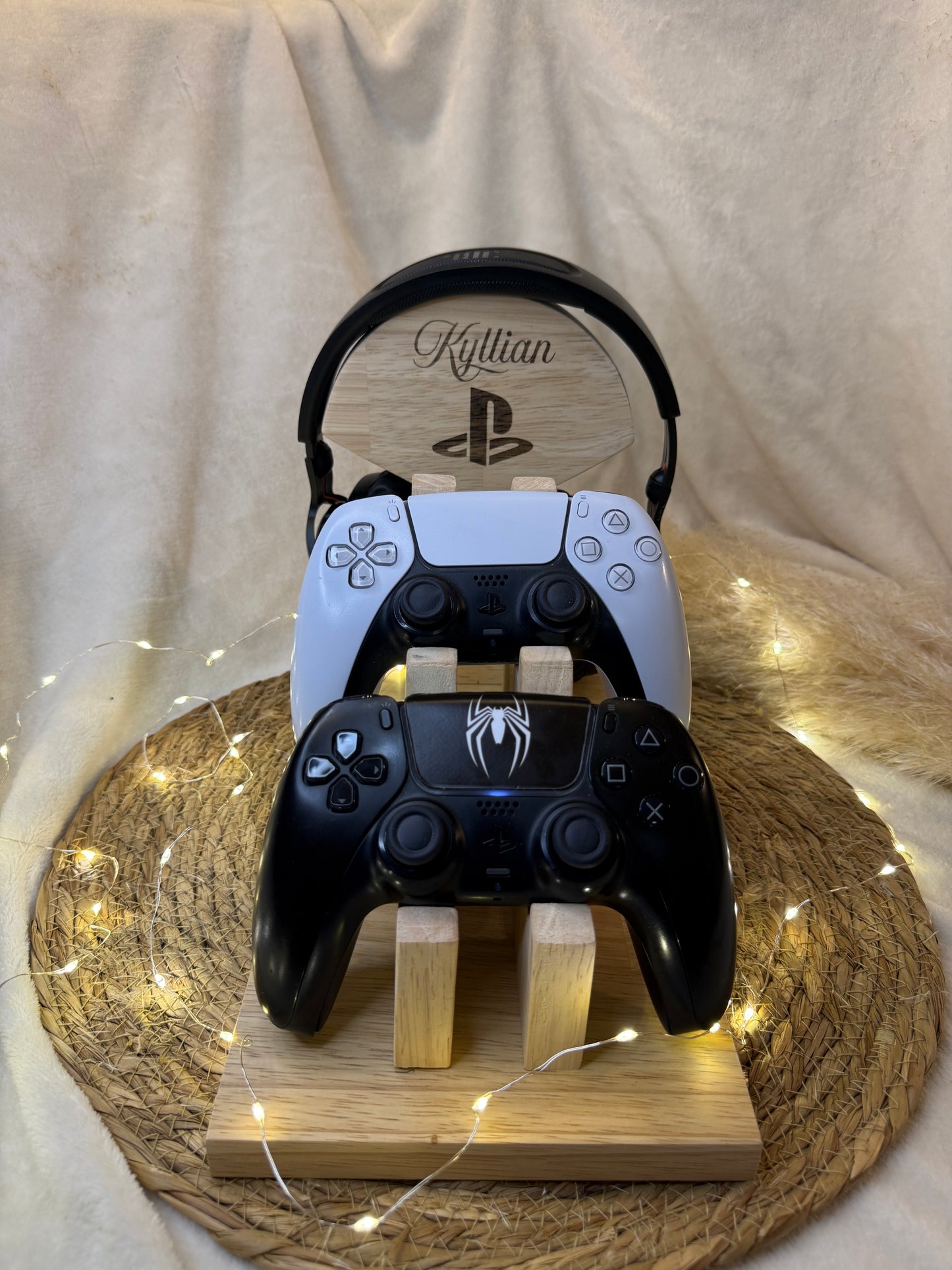 Support casque et manette gaming en bois gravé, parfait pour bureau de joueur ou setup gaming moderne