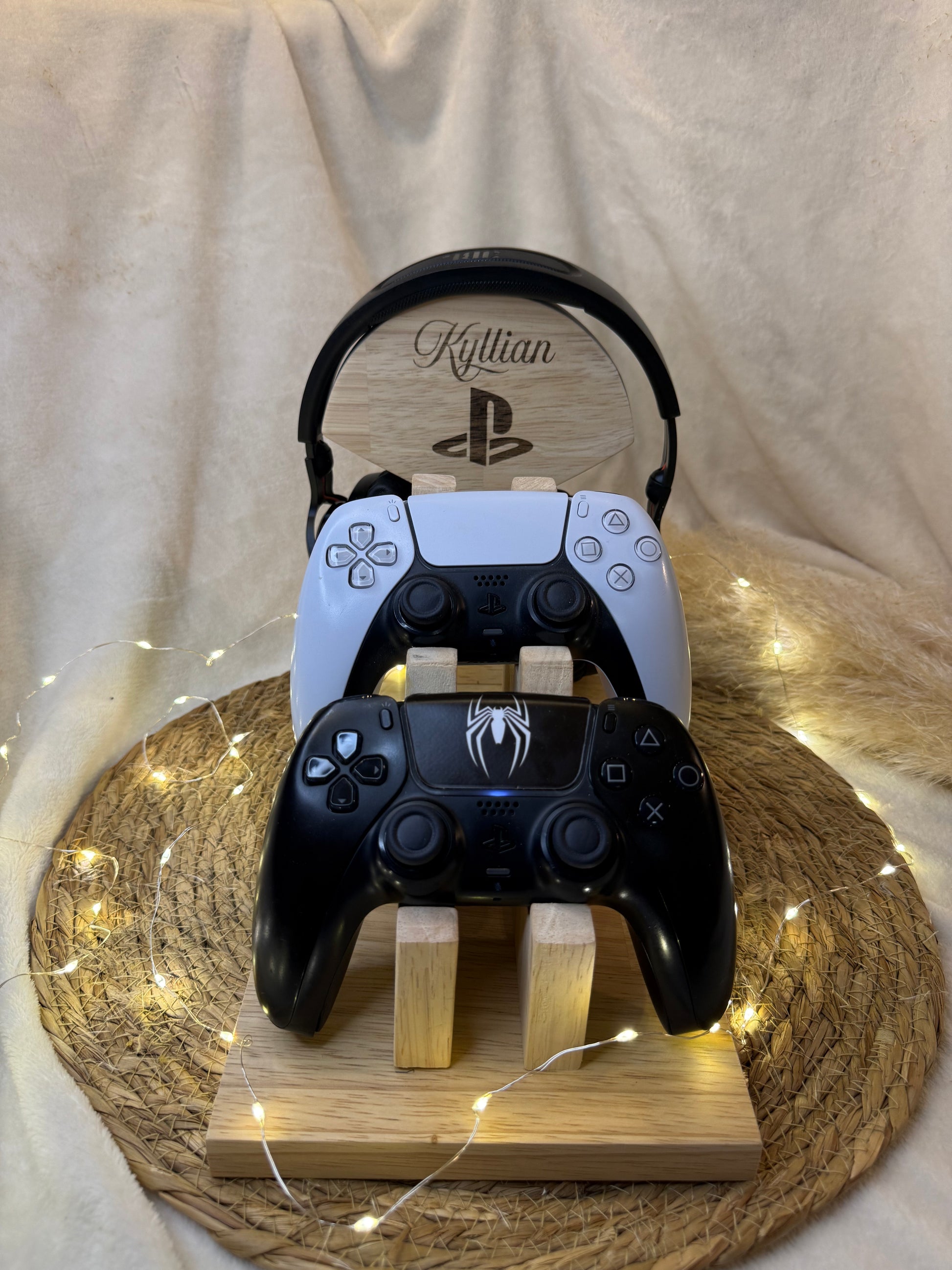 Support casque et manette gaming en bois gravé, parfait pour bureau de joueur ou setup gaming moderne