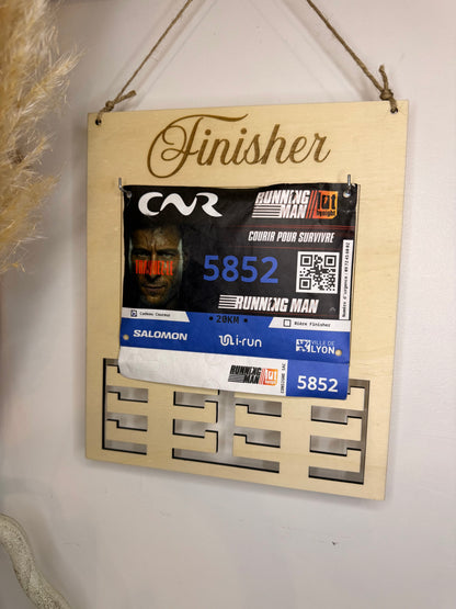 Support de médailles en bois pour coureurs, avec barre d’accroche et personnalisation du nom ou texte.