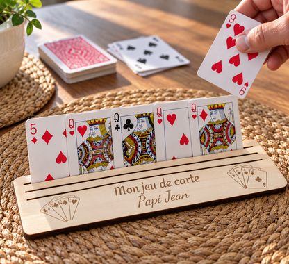 Support jeu de carte personnalisé pour personne âgée. Une aide pour les personne qui ont des difficultés à tenir leurs cartes
