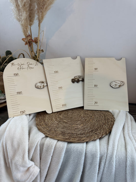 toises murales en bois sur le thème voiture de course, parfaites pour suivre la croissance des enfants tout en décorant leur chambre.