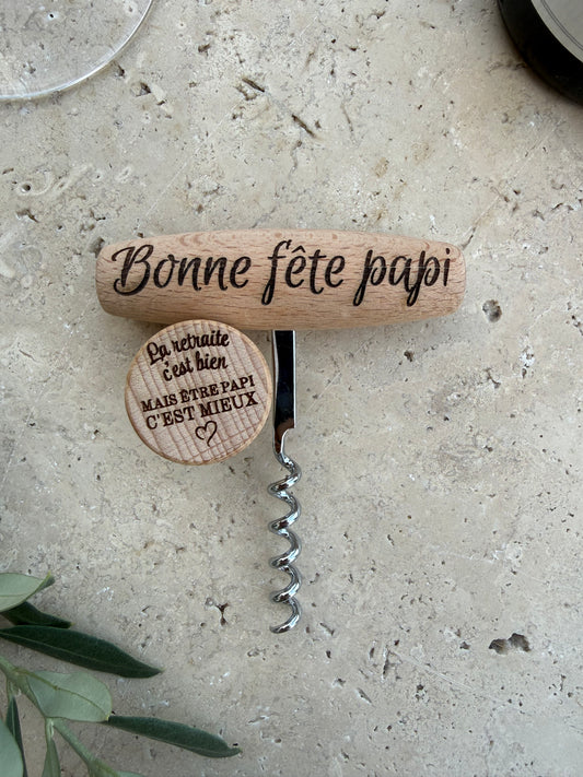 Coffret comprenant un tire-bouchon personnalisé en bois et un bouchon gravé, cadeau idéal pour amateur de vin.