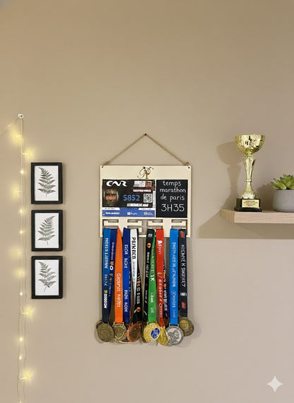 Support Médailles et Dossards Personnalisé avec Tableau Ardoise.