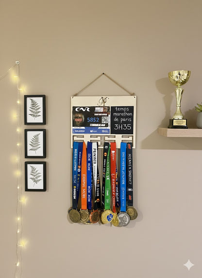 Support Médailles et Dossards Personnalisé avec Tableau Ardoise.